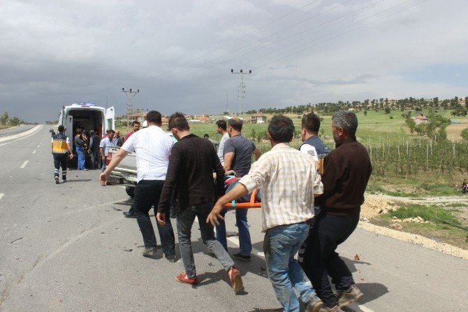 Karaman’da Kamyonet İle Hafif Ticari Araç Çarpıştı: 11 Yaralı