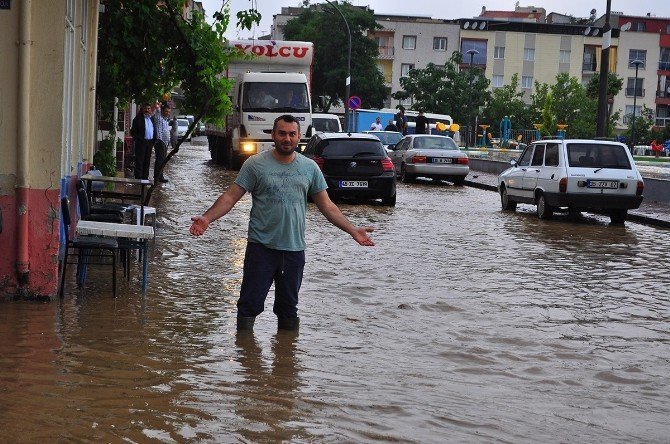 Sağanak Yağmur Manisa'da Hayatı Durdurdu