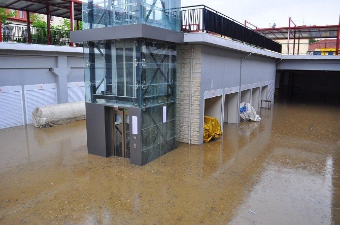 Sağanak Yağmur Manisa'da Hayatı Durdurdu
