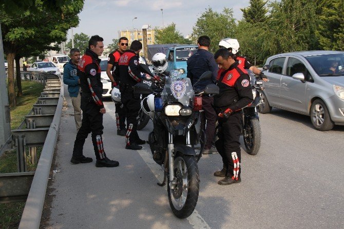 İzmit'te Yunus Polisin Motosikleti Devrildi