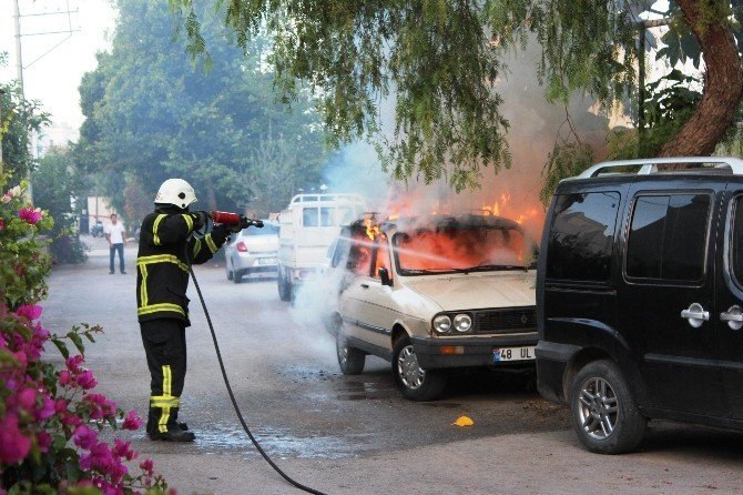 Muğla'da Park Halindeki Otomobil Hurdaya Döndü