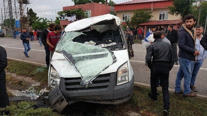 Trafik Kazas Sonrası Öfkeli Kalabalık Yolu Trafiğe Kapattı
