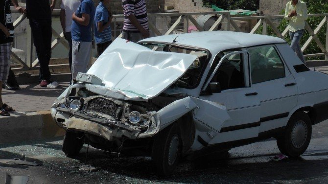 Şanlıurfa’da Otomobil İle Yolcu Minibüsü Çarpıştı