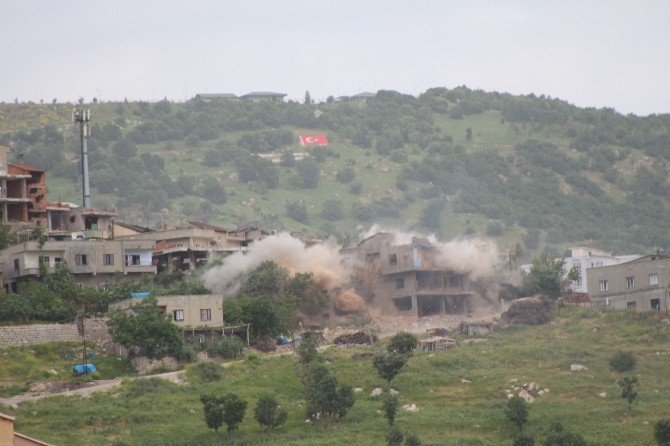 Şırnak’ta Tank Ve Kobra İle Teröristler Vuruldu