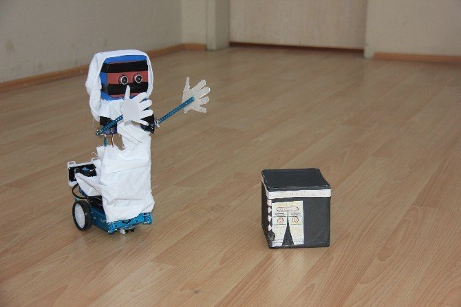 Hacı Robot Hac Farzlarını Yerine Getiriyor