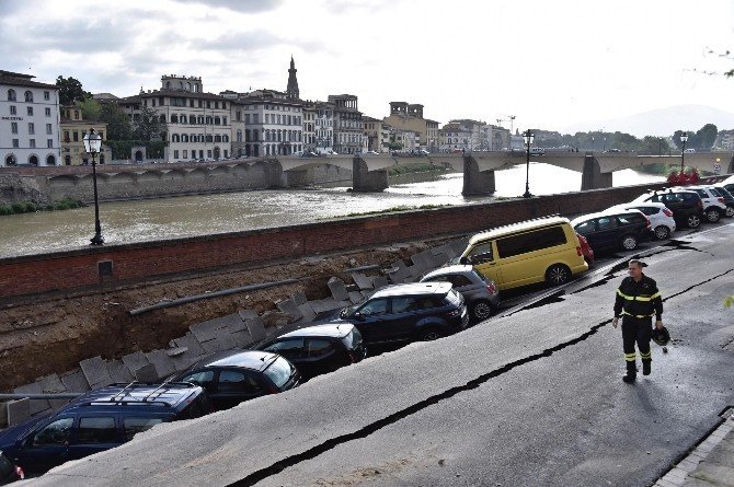 İtalya’da Otomobiller Dev Çukura Düştü