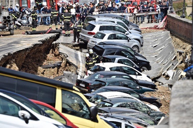 İtalya’da Otomobiller Dev Çukura Düştü
