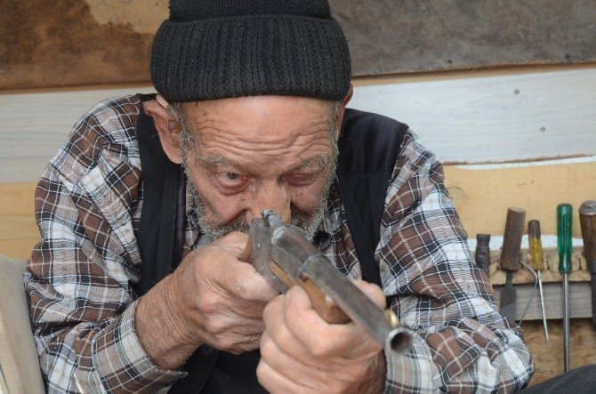 86 Yaşındaki Dedenin Şaşırtan Silah Tutkusu