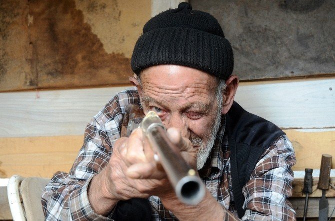86 Yaşındaki Dedenin Şaşırtan Silah Tutkusu