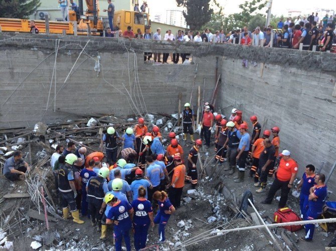 Mersin'de Kapalı Havuz İşçilerin Üstüne Çöktü