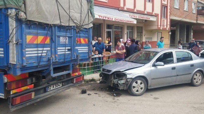 Fatsa’da Otomobil İle Kamyon Çarptı