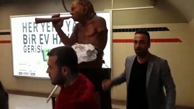 İzmir'deki Çıplak Heykeli Balyozla Kırdı