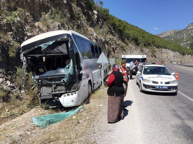 Antalya-Burdur Karayolunda Kaza: 2 Ölü,5 Yaralı