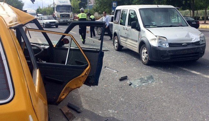Elazığ’da Taksi İle Hafif Ticari Araç Çarpıştı