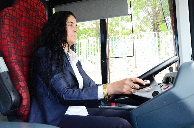 Eskişehir'in İlk Kadın Şoförüne Oğlan Vermediler