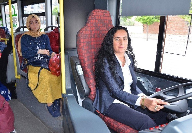 Eskişehir'in İlk Kadın Şoförüne Oğlan Vermediler
