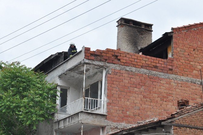 Eskişehir'de Üç Katlı Evde Yangın Çıktı