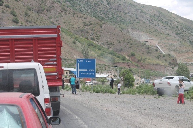 Yüksekova'da Yasak Kalkınca Kilometrelerce  Kuyruk Oluştu