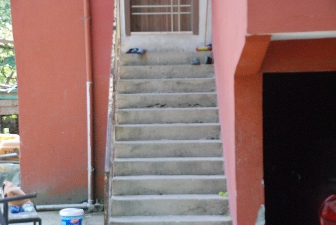 Zonguldak'ta Felçli Kadın Merdivenden Düştü