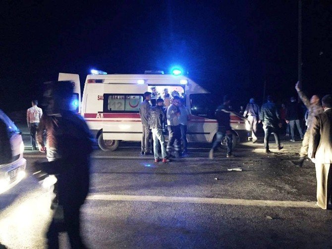 Erciş'te Bir Otomobil İle Taksi Çarpıştı