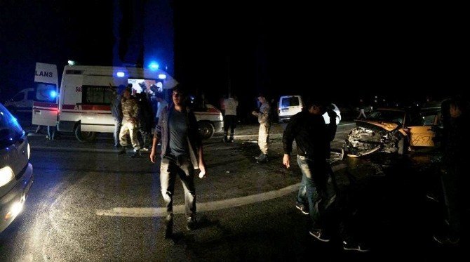 Erciş'te Bir Otomobil İle Taksi Çarpıştı
