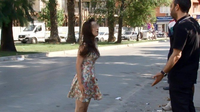 İki Kadın İzmir'i Birbirine Kattı