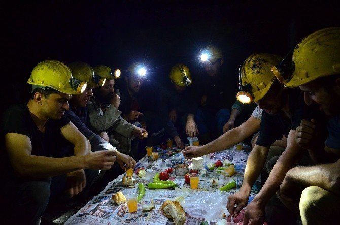 Maden İşçileri Yerin 400 Metre Altında Sahur Yaptı