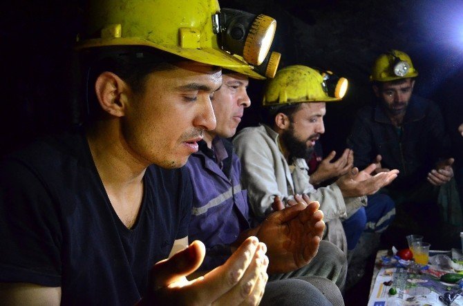 Maden İşçileri Yerin 400 Metre Altında Sahur Yaptı