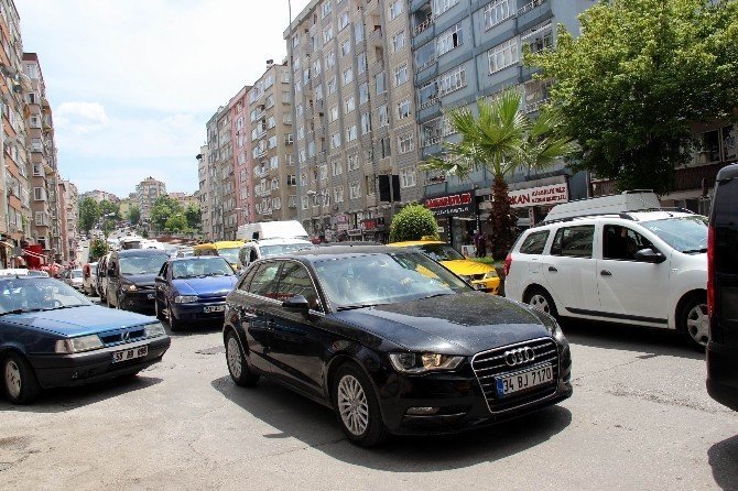 Samsun’da Bir Otomobil Park Halindeki Otomobillere Çarptı