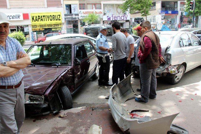 Samsun’da Bir Otomobil Park Halindeki Otomobillere Çarptı