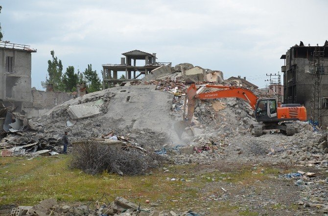 Yüksekova’da Hasar Gören Binaların Yıkımına Başladı
