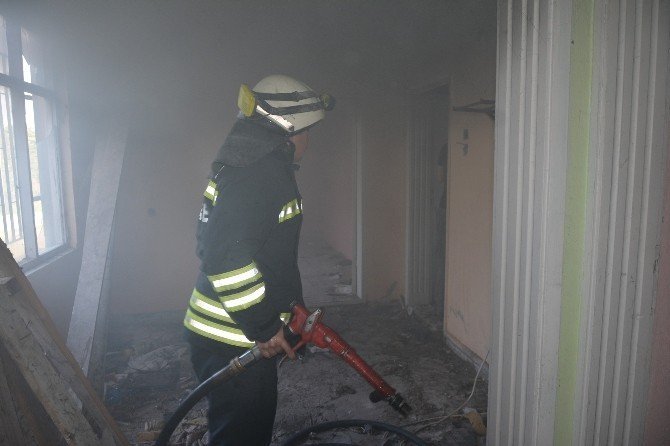 Samsun'da Metruk Bir Binada Yangın Çıktı