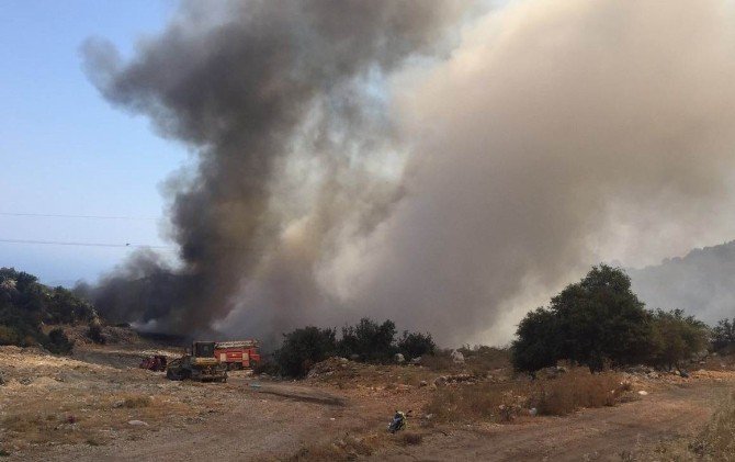 Antalya’da Katı Atık Çöplüğünde Yangın Çıktı