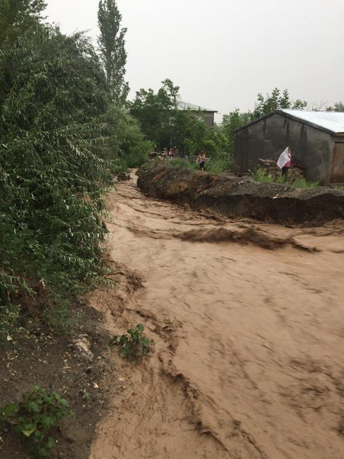 Tuzluca'da Menfez Tıkandı Evler Su Altında Kaldı
