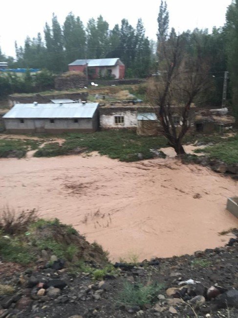Tuzluca'da Menfez Tıkandı Evler Su Altında Kaldı