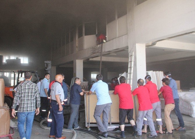 Elazığ'da Mobilya Fabrikasında Korkutan Yangın
