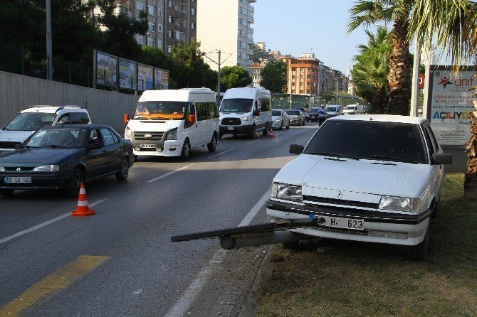 Samsun’da Bir Otomobil Yoldan Çıkıp Levhaya Çarptı