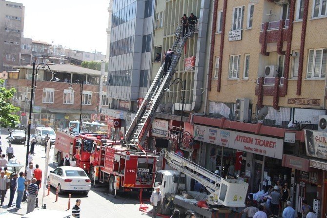 Malatya’da Bir İş hanında Yangın Çıktı