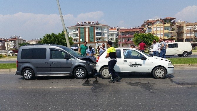 Antalya’da zincirleme kaza: 2 yaralı