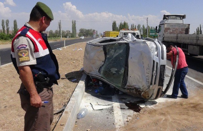 Aksaray'da Refüj Taşlarına Çarpan Otomobil Takla Attı