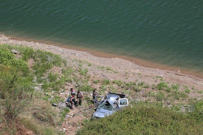 Artvin’de Otomobil Baraj Gölü Kıyısına Yuvarlandı