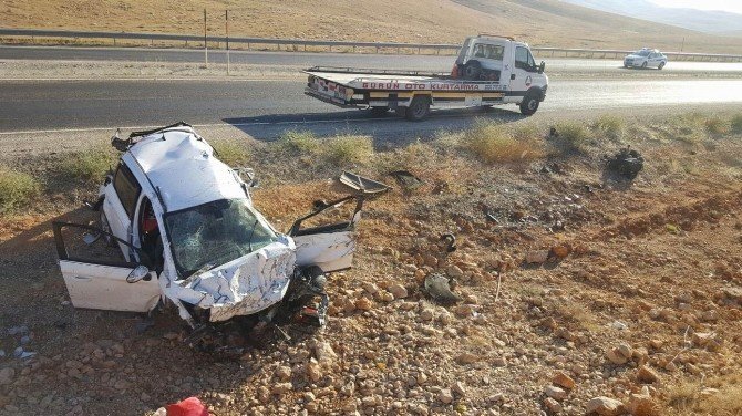 Sivas’ta Otomobil Tarlaya Uçtu: 5 Yaralı