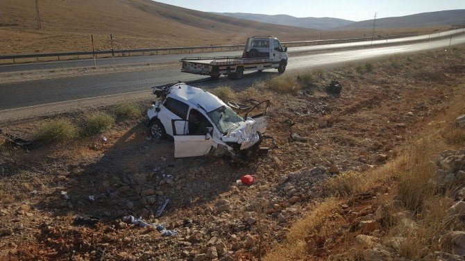 Sivas’ta Otomobil Tarlaya Uçtu: 5 Yaralı