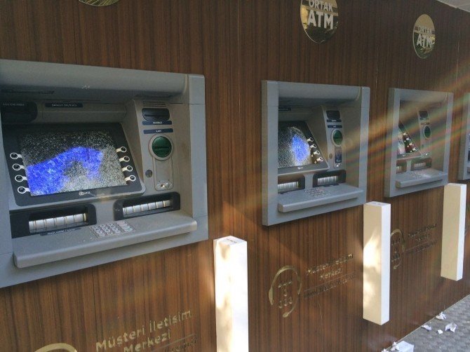 Dolandırılan Vatandaş ATM'yi Darp Etti