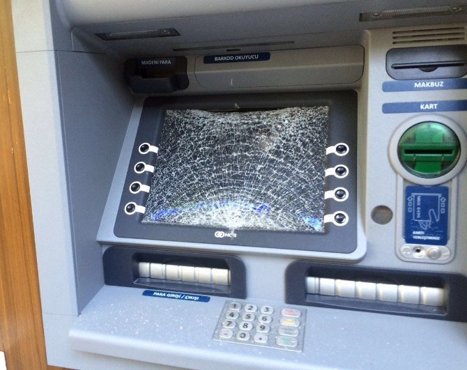Dolandırılan Vatandaş ATM'yi Darp Etti