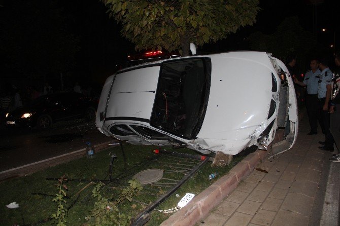 Elazığ'da Otomobil Bariyeri Parçaladı: 2 Yaralı