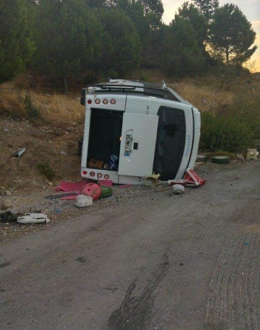 İzmir'e Düğüne Gelip Kaza Yaptılar: 8 Yaralı