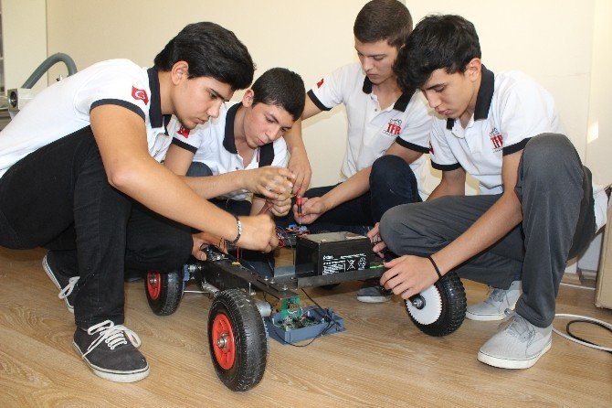 Lise Öğrencileri Kendi İmkanlarıyla Robot Yaptı