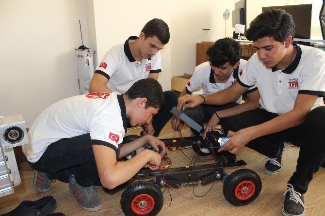 Lise Öğrencileri Kendi İmkanlarıyla Robot Yaptı