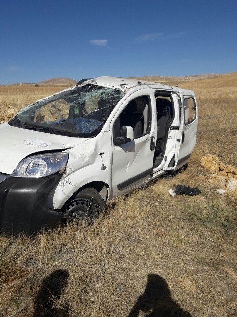 Sivas'ta Otomobil Tarlaya Uçtu: 1 Ölü, 2 Yaralı